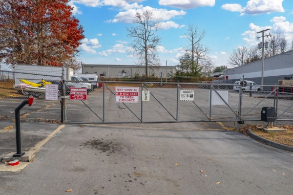 Facility photo: //images.sparefoot.com/medium/221709698cbe15420a6.jpg