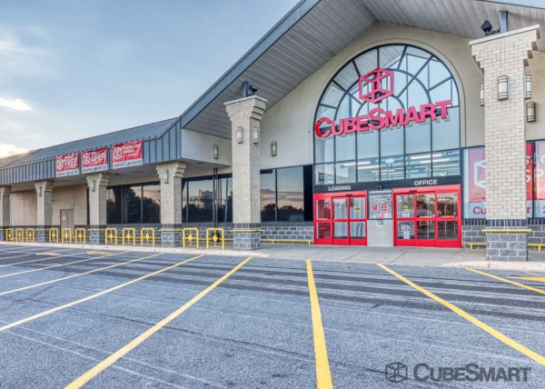 Facility photo: //images.sparefoot.com/medium/221753698aeeeea9eeb.jpg