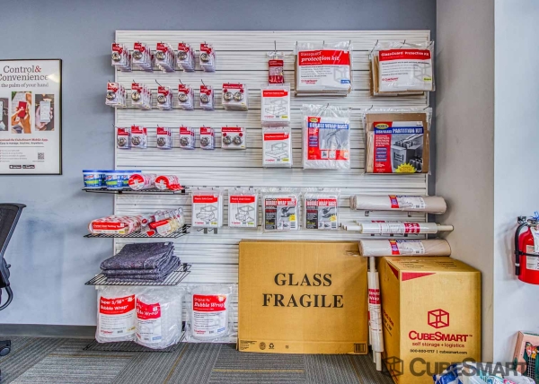 Facility photo: //images.sparefoot.com/medium/2217836894501296db9.jpg
