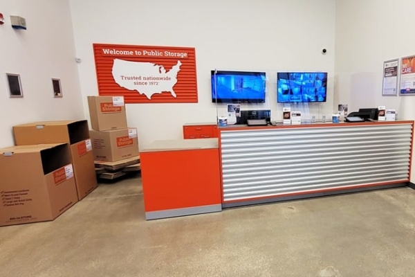 Facility photo: //images.sparefoot.com/medium/2218146877a674111cf.jpg
