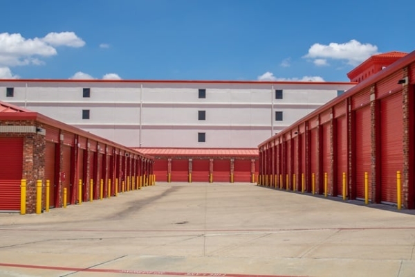 Facility photo: //images.sparefoot.com/medium/2218356a03315d308b8.jpg