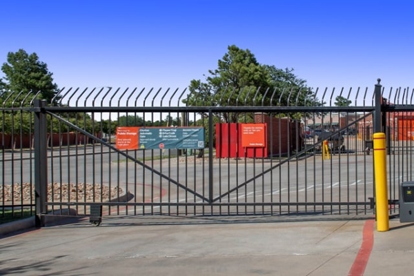 Facility photo: //images.sparefoot.com/medium/2218366876568677f4c.jpg
