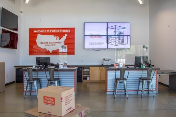 Facility photo: //images.sparefoot.com/medium/221837693c27ca81c84.jpg