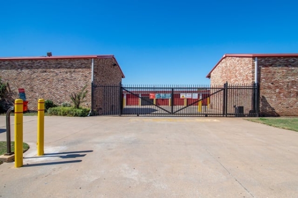 Storage Units at Public Storage - Yukon - 10221 W Hwy 66 - 10221 W Hwy 66