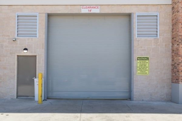Facility photo: //images.sparefoot.com/medium/2218456898a008af84e.jpg