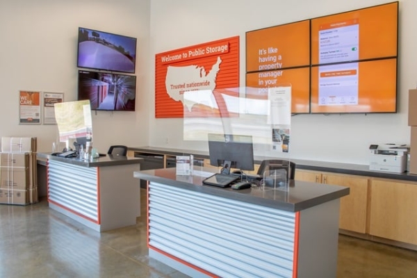 Facility photo: //images.sparefoot.com/medium/221848696f909f7d379.jpg