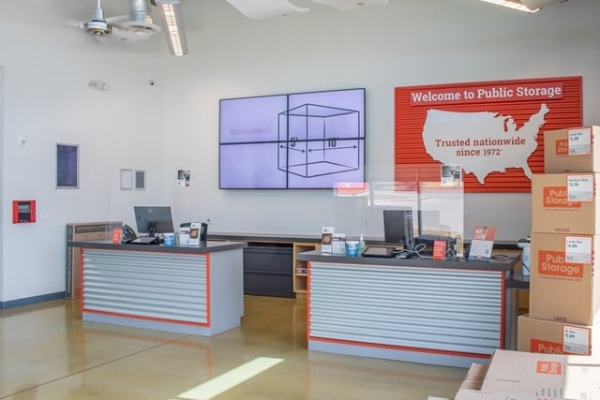 Facility photo: //images.sparefoot.com/medium/221849687f923c0ab58.jpg