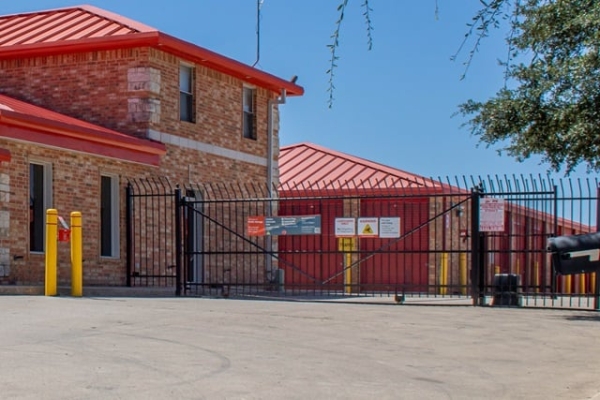 Facility photo: //images.sparefoot.com/medium/2218506884d49f07849.jpg