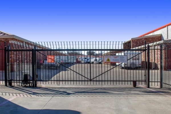 Facility photo: //images.sparefoot.com/medium/22185369440c397d7ae.jpg