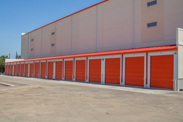 Facility photo: //images.sparefoot.com/medium/221857687e3c5741ef4.jpg
