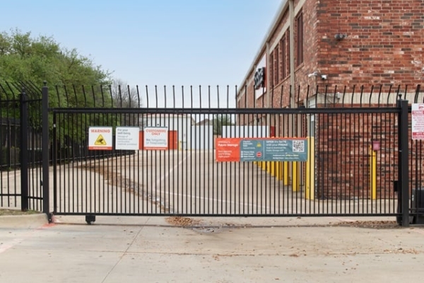 Facility photo: //images.sparefoot.com/medium/221861690dfebb8c8f7.jpg