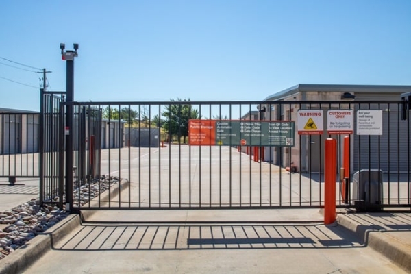 Facility photo: //images.sparefoot.com/medium/221863688cbd9f824c8.jpg