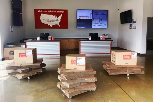 Facility photo: //images.sparefoot.com/medium/221864696b9bdba2e7b.jpg