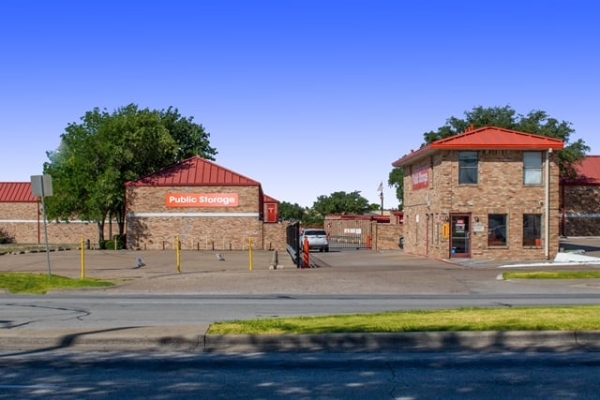 Facility photo: //images.sparefoot.com/medium/221890687a4906b6ca2.jpg