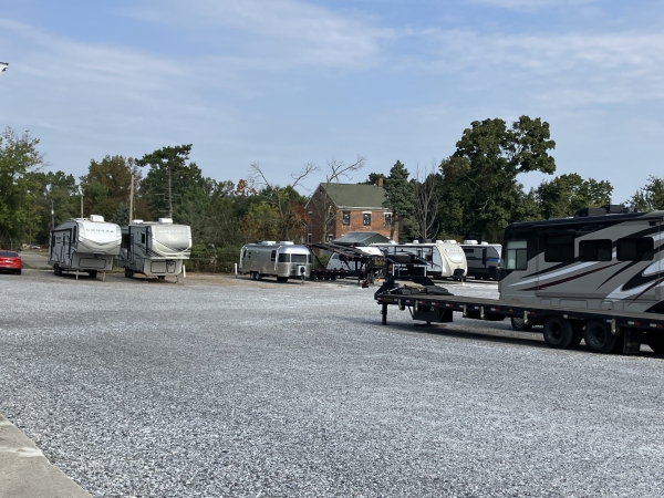 Facility photo: //images.sparefoot.com/medium/22192268e968056a3dd.jpg