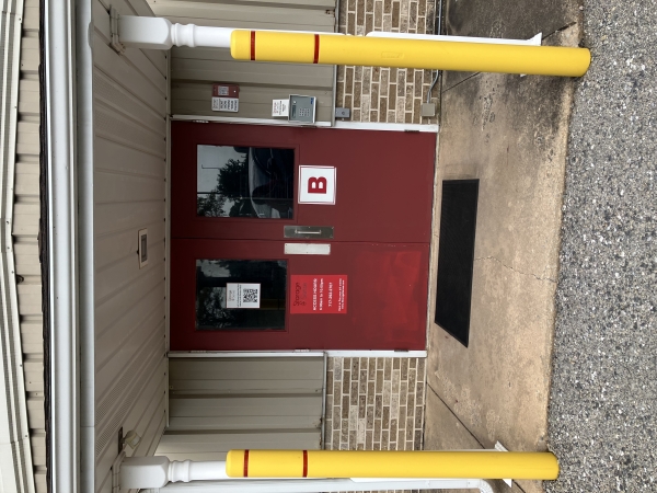 Facility photo: //images.sparefoot.com/medium/22192268e9684f44914.jpg