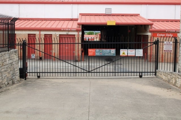 Facility photo: //images.sparefoot.com/medium/222019687f929068f92.jpg