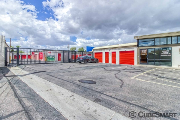 Facility photo: //images.sparefoot.com/medium/222020686f5bf74b9ae.jpg
