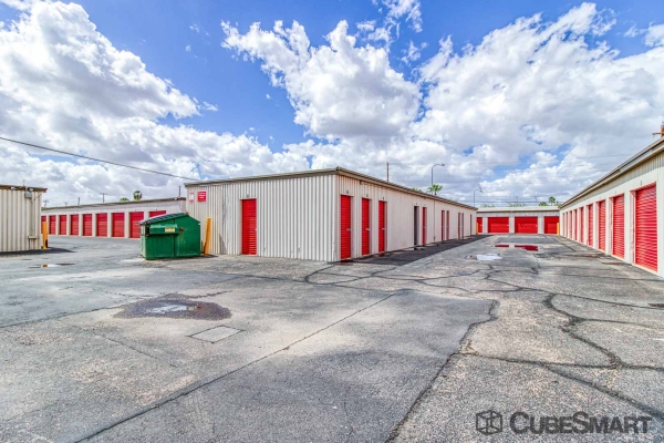 Facility photo: //images.sparefoot.com/medium/222020686f5bf8960be.jpg