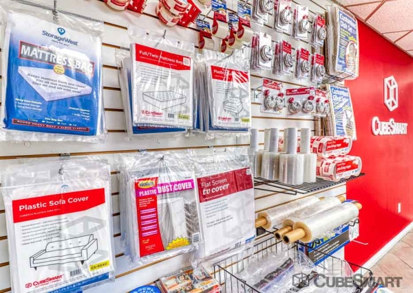 Facility photo: //images.sparefoot.com/medium/222025688324a884f95.jpg