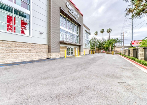 Facility photo: //images.sparefoot.com/medium/222026688325db8704f.jpg