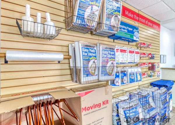 Facility photo: //images.sparefoot.com/medium/2220376881d3a0d94c3.jpg
