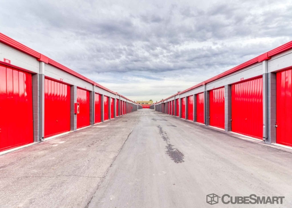 Facility photo: //images.sparefoot.com/medium/2220376883253c6f40b.jpg