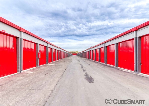 Facility photo: //images.sparefoot.com/medium/22203769fc32318c6c3.jpg