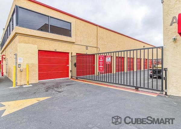 Facility photo: //images.sparefoot.com/medium/222041688c5f0d33f1e.jpg