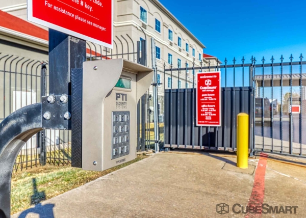 Facility photo: //images.sparefoot.com/medium/22205169f70e43a9488.jpg
