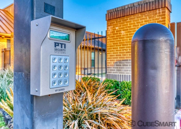 Facility photo: //images.sparefoot.com/medium/222052693bfa2617995.jpg