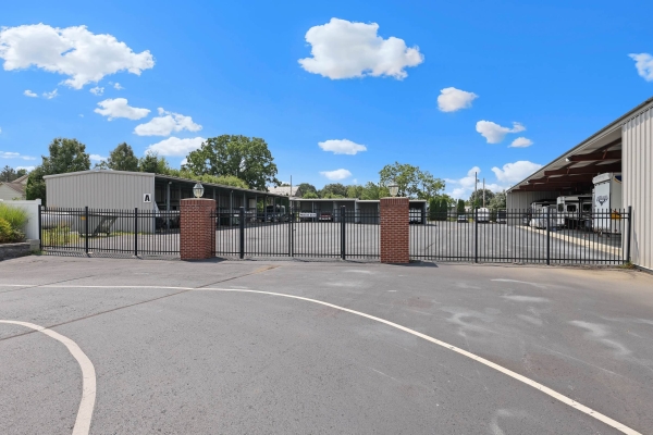 Facility photo: //images.sparefoot.com/medium/222061689cc1b8c5d76.jpg
