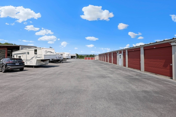 Facility photo: //images.sparefoot.com/medium/222061689cc1faecf10.jpg