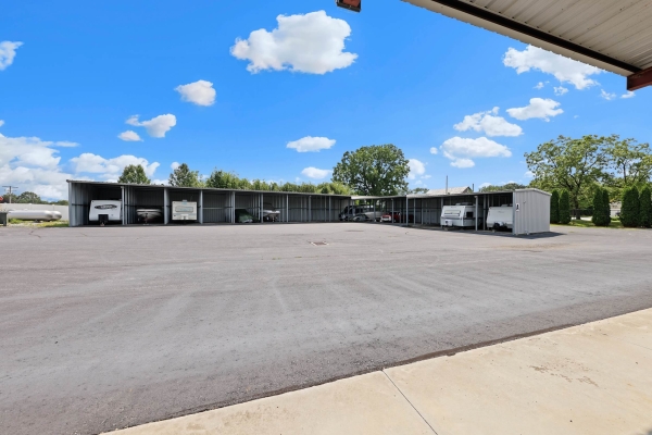 Facility photo: //images.sparefoot.com/medium/222061689cc23f0f0dd.jpg