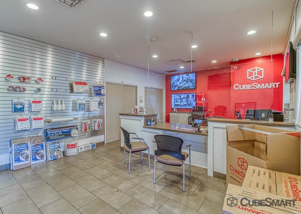 Facility photo: //images.sparefoot.com/medium/222071688c5d4a13b0f.jpg