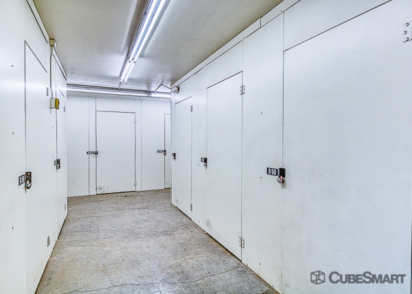 Facility photo: //images.sparefoot.com/medium/22207268832397175ca.jpg