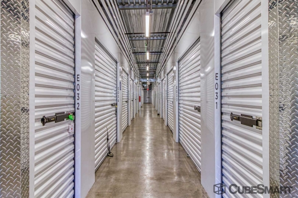 Facility photo: //images.sparefoot.com/medium/22207468944853044ef.jpg