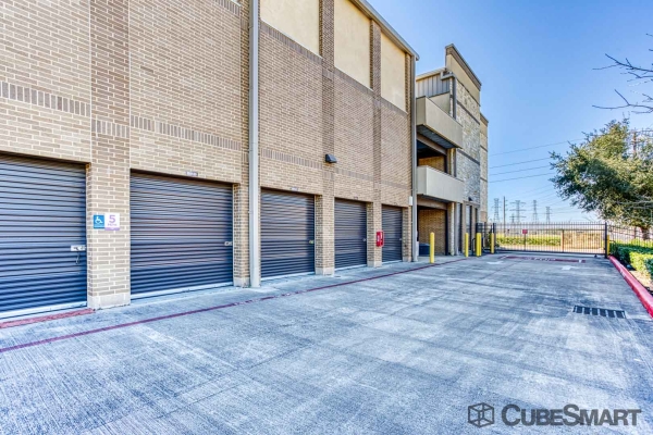 Storage Units at CubeSmart Self Storage - TX Sugar Land Hwy 6 - 4153 Highway 6