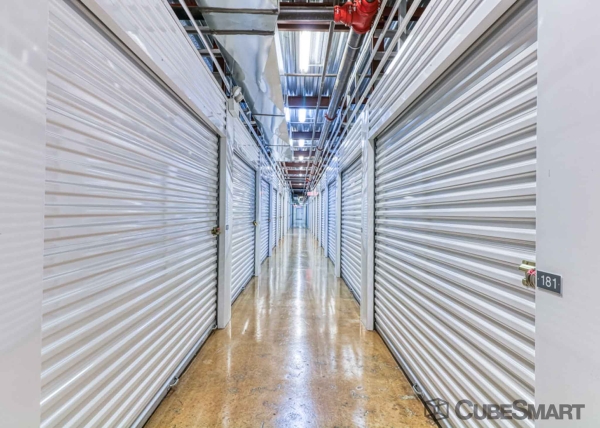 Facility photo: //images.sparefoot.com/medium/222122688b1e66bd699.jpg