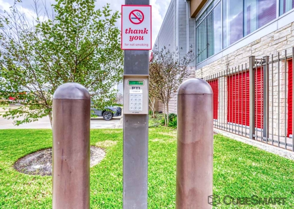 Facility photo: //images.sparefoot.com/medium/222123688357c0590a1.jpg