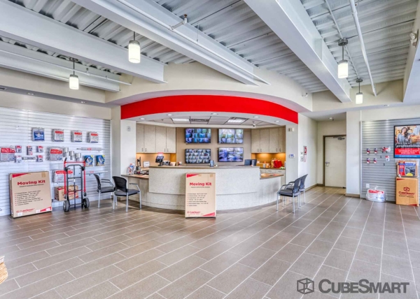 Facility photo: //images.sparefoot.com/medium/222123688357c25028d.jpg