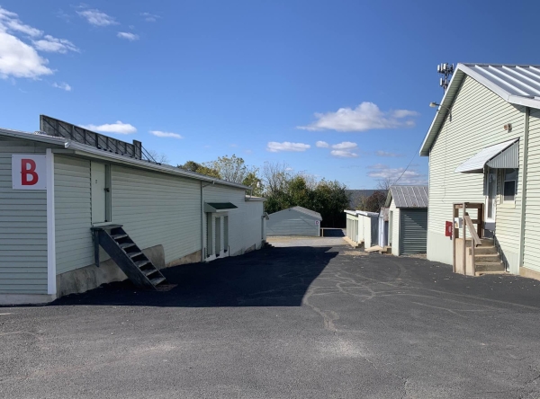 Facility photo: //images.sparefoot.com/medium/22215568b0b8bb810b5.jpg