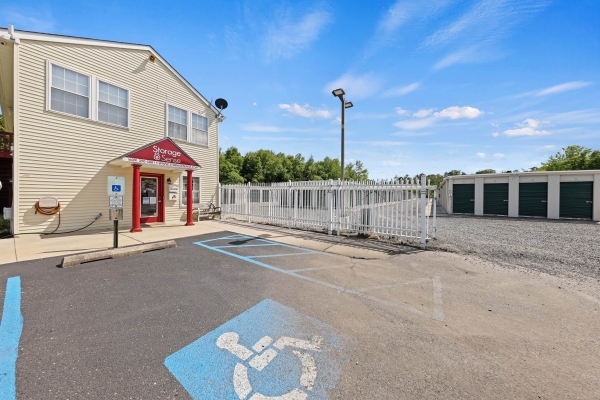 Facility photo: //images.sparefoot.com/medium/22215668879b05bf86a.jpg