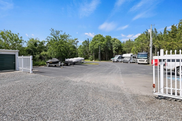 Facility photo: //images.sparefoot.com/medium/22215668879b238fec6.jpg