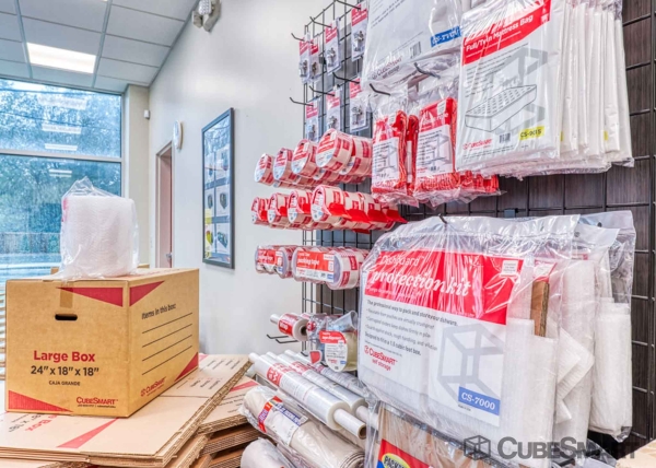 Facility photo: //images.sparefoot.com/medium/222178688340f10770a.jpg