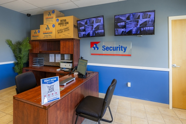 Facility photo: //images.sparefoot.com/medium/222225671165845eb7c.jpg