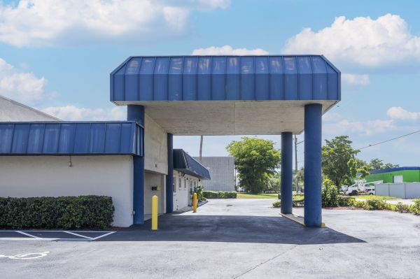 Storage Units at Devon Self Storage - 9130 - Pompano - 3111 Southwest 14th Court