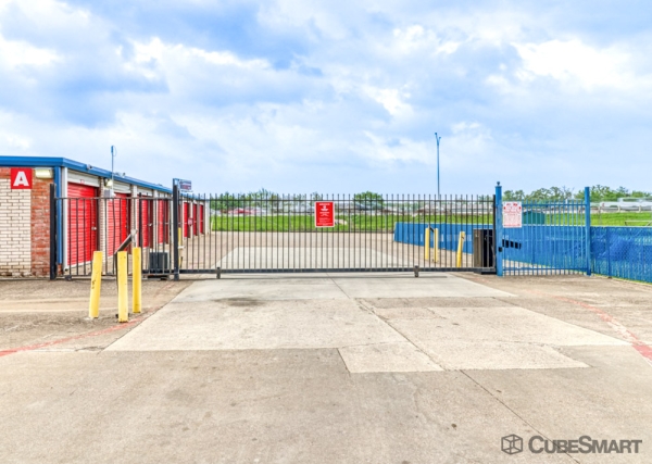 Facility photo: //images.sparefoot.com/medium/22231569f5bf24670af.jpg