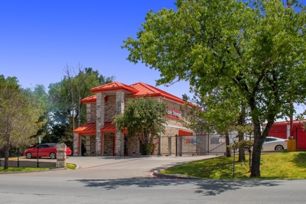 Facility photo: //images.sparefoot.com/medium/222318687ceb6a4718d.jpg