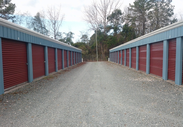 Facility photo: //images.sparefoot.com/medium/222336675365818f39d.jpg
